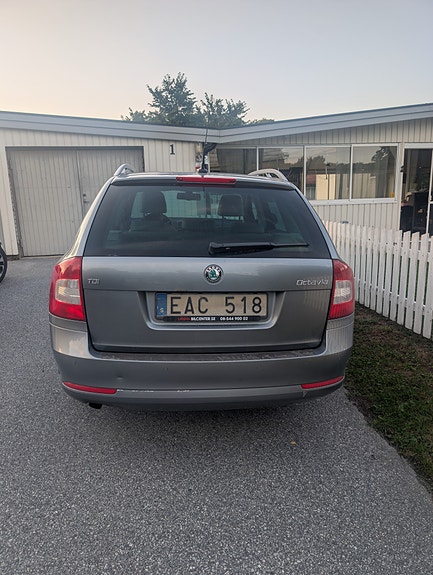 Skoda Octavia 2 of 5