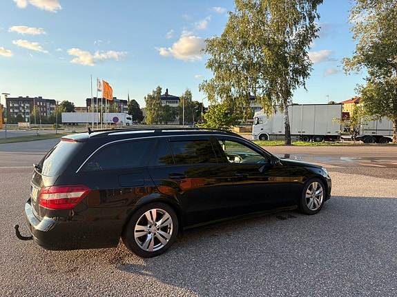 Mercedes-Benz E200 2 of 5