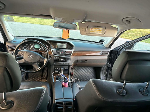 Mercedes-Benz E200 4 of 5