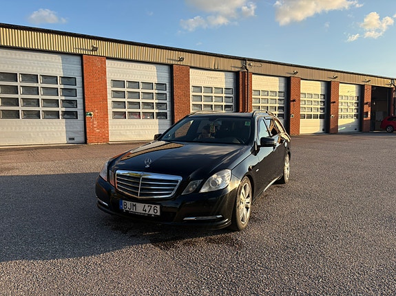 Mercedes-Benz E200 3 of 5