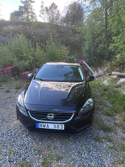 Volvo V40 2 of 10
