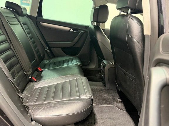 Volkswagen Passat 12 of 18