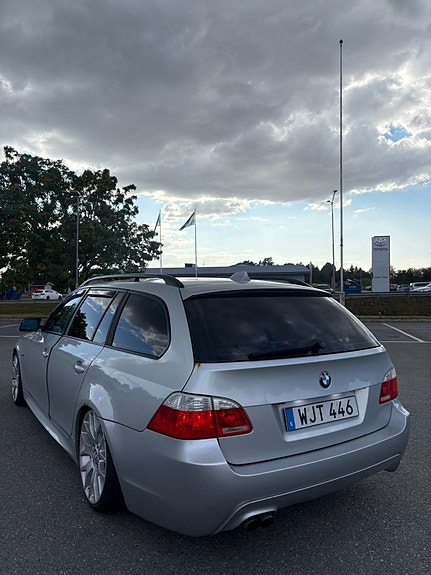BMW 525i 4 of 5