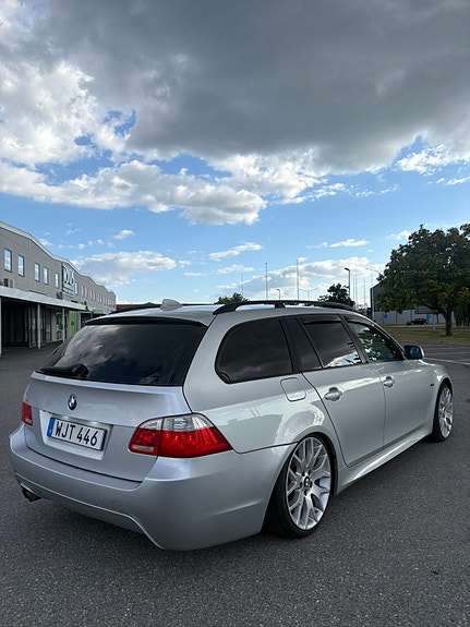BMW 525i 3 of 5