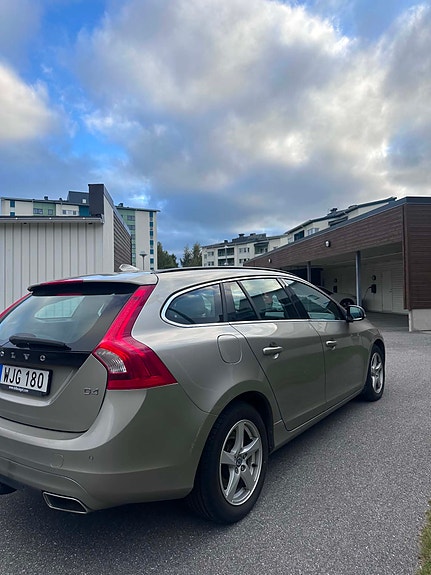 Volvo V60 2 of 7