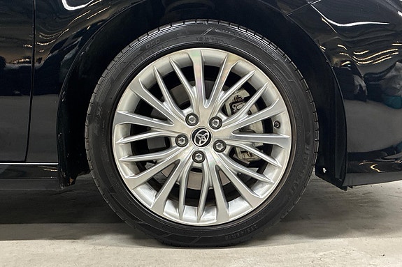 Toyota Camry 11 of 28