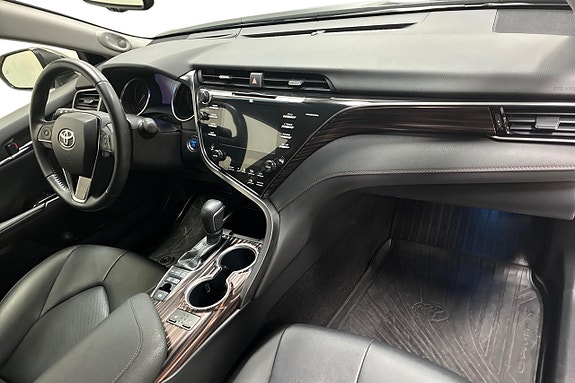 Toyota Camry 15 of 28