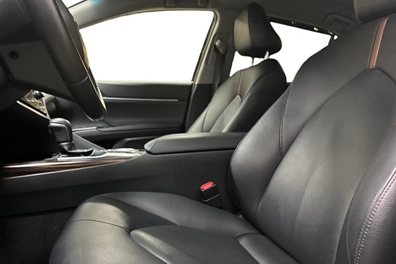 Toyota Camry 13 of 28