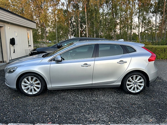 Volvo V40 2 of 5