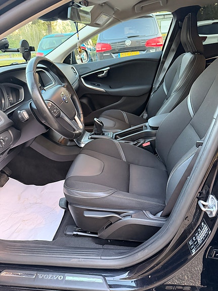 Volvo V40 12 of 22
