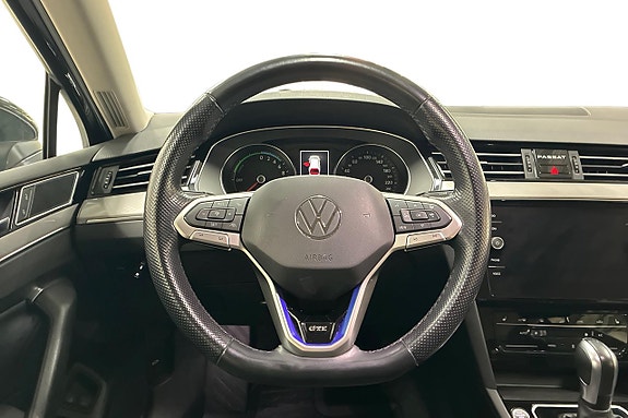 Volkswagen Passat 16 of 25