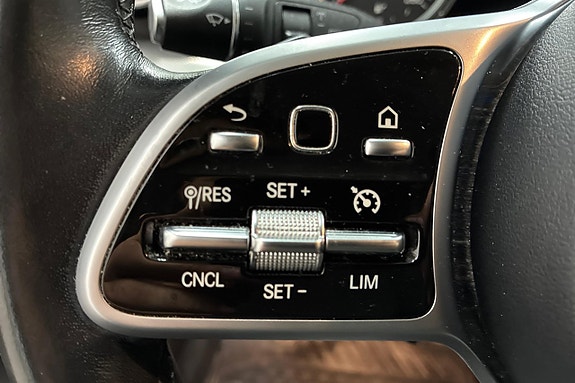 Mercedes-Benz E200 23 of 28