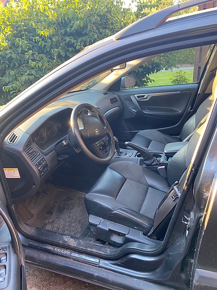 Volvo V70 3 of 5