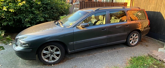 Volvo V70 2 of 5
