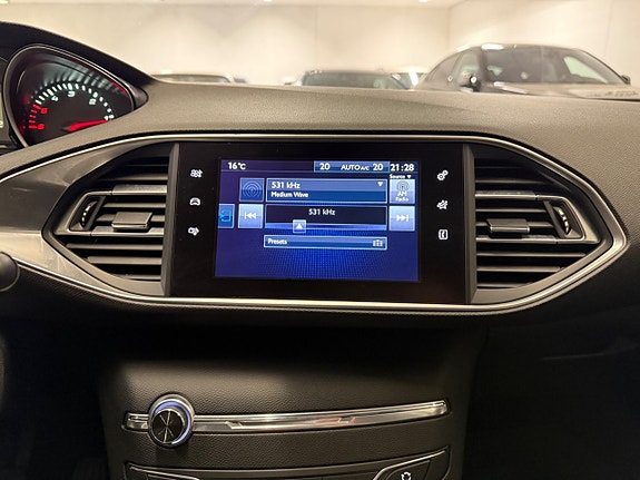 Peugeot 308 SW 19 of 28
