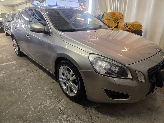 Volvo V60 4 of 17