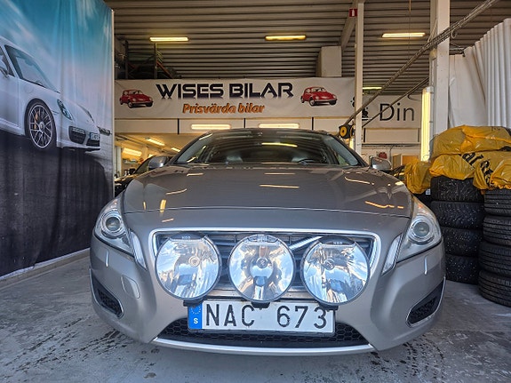 Volvo V60 2 of 17