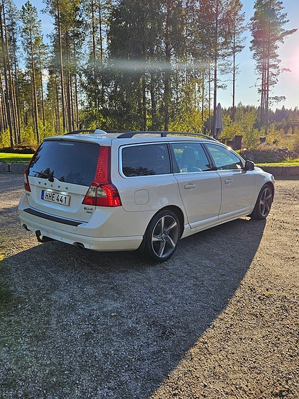 Volvo V70 3 of 7