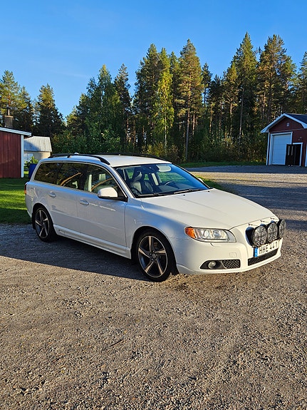 Volvo V70 2 of 7