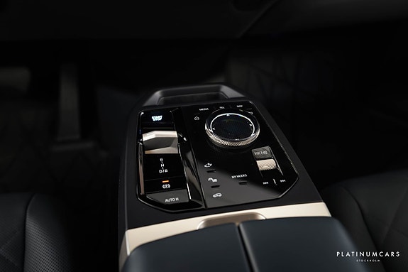 BMW iX 13 of 23