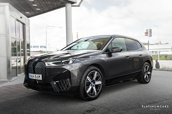 BMW iX 18 of 23