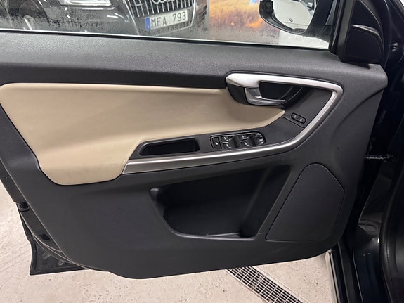 Volvo XC60 8 of 23