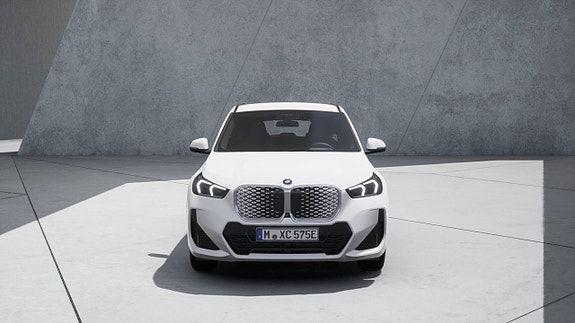 BMW iX1 2 of 11