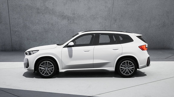 BMW iX1 3 of 11
