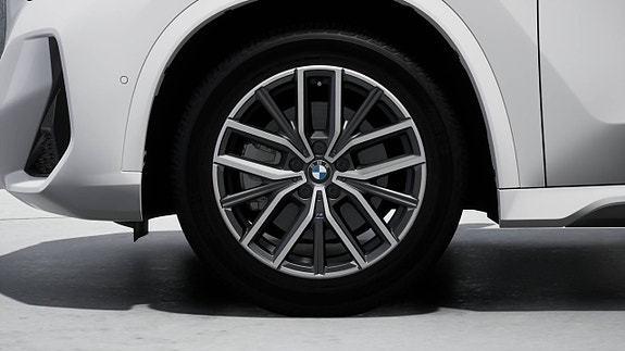 BMW iX1 4 of 11