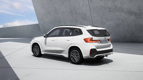 BMW iX1 10 of 11
