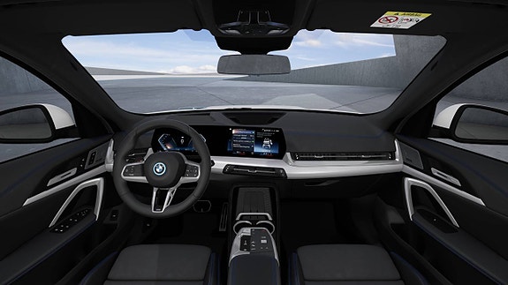 BMW iX1 5 of 11