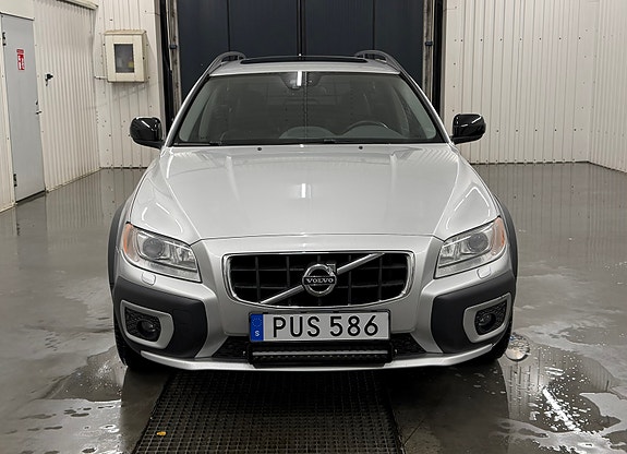 Volvo XC70 2 of 11