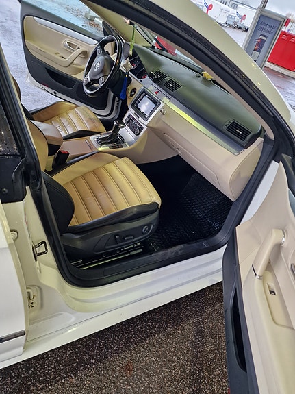 Volkswagen Passat CC 2 of 4
