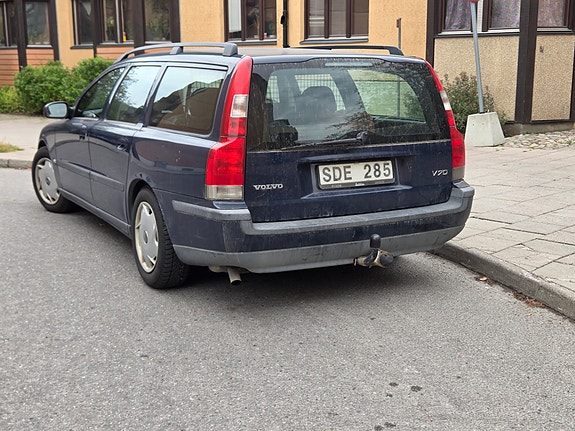 Volvo V70 2 of 4