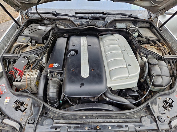 Mercedes-Benz E320 8 of 8