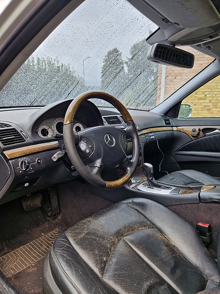 Mercedes-Benz E320 6 of 8