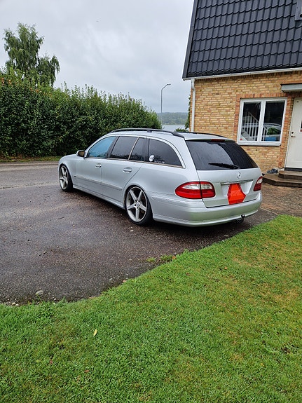 Mercedes-Benz E320 3 of 8
