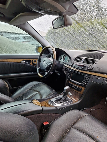 Mercedes-Benz E320 5 of 8