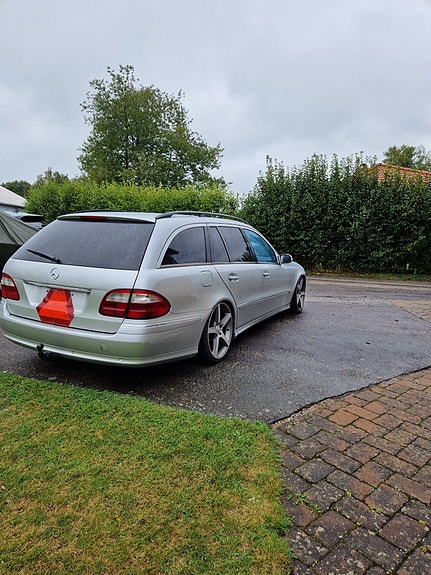 Mercedes-Benz E320 4 of 8