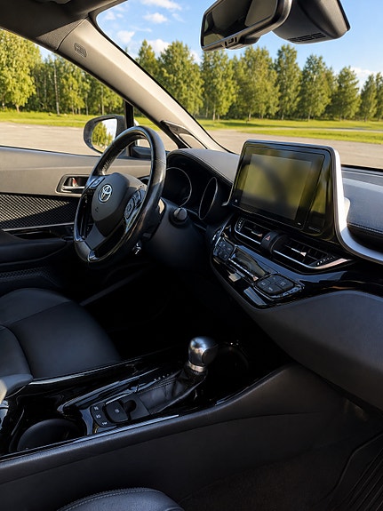 Toyota C-HR 3 of 6