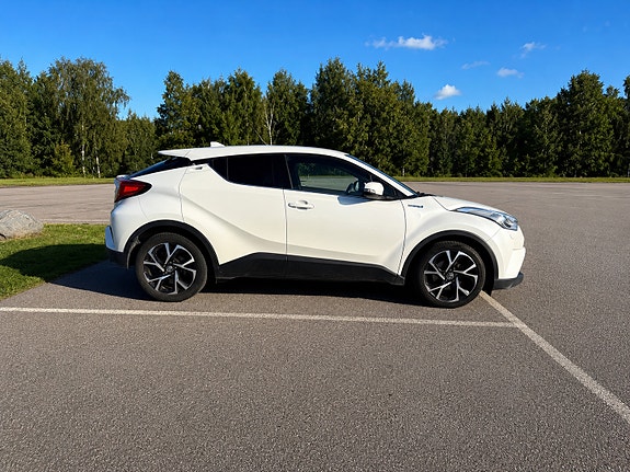 Toyota C-HR 2 of 6
