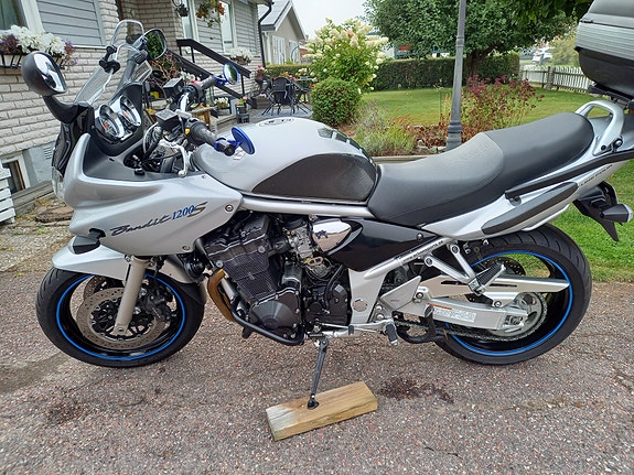 Suzuki GSF1200S Bandit 4 of 4