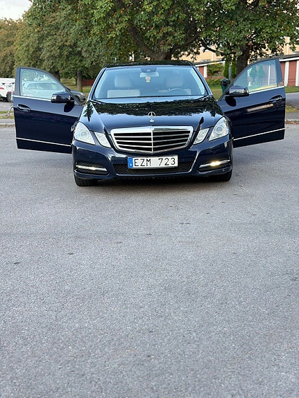 Mercedes-Benz E250 2 of 25