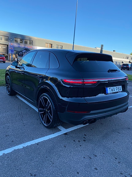 Porsche Cayenne 3 of 7