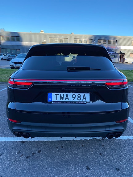 Porsche Cayenne 4 of 7