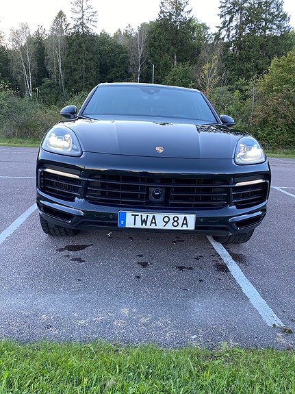 Porsche Cayenne 2 of 7