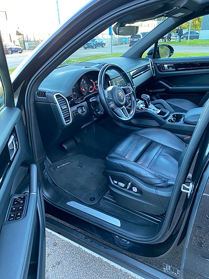 Porsche Cayenne 6 of 7