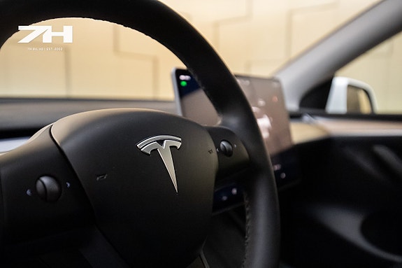 Tesla Model Y 10 of 19