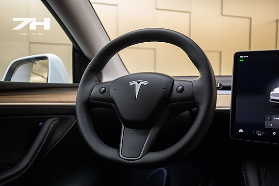 Tesla Model Y 11 of 19