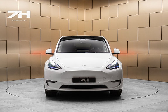 Tesla Model Y 8 of 19